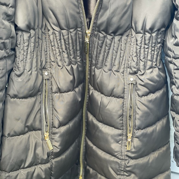 Puffer Jacket with Cinched Waist and Faux Fur Trim Hood - Picture 9 of 11